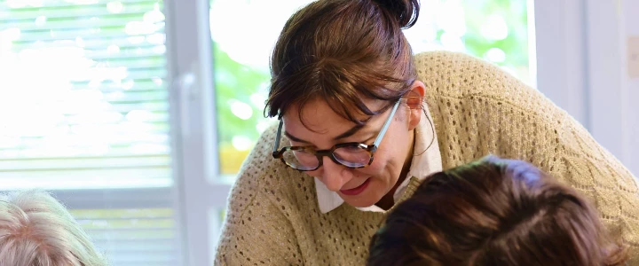 Volontaire service civique animant un atelier numérique pour seniors avec ANADOM
