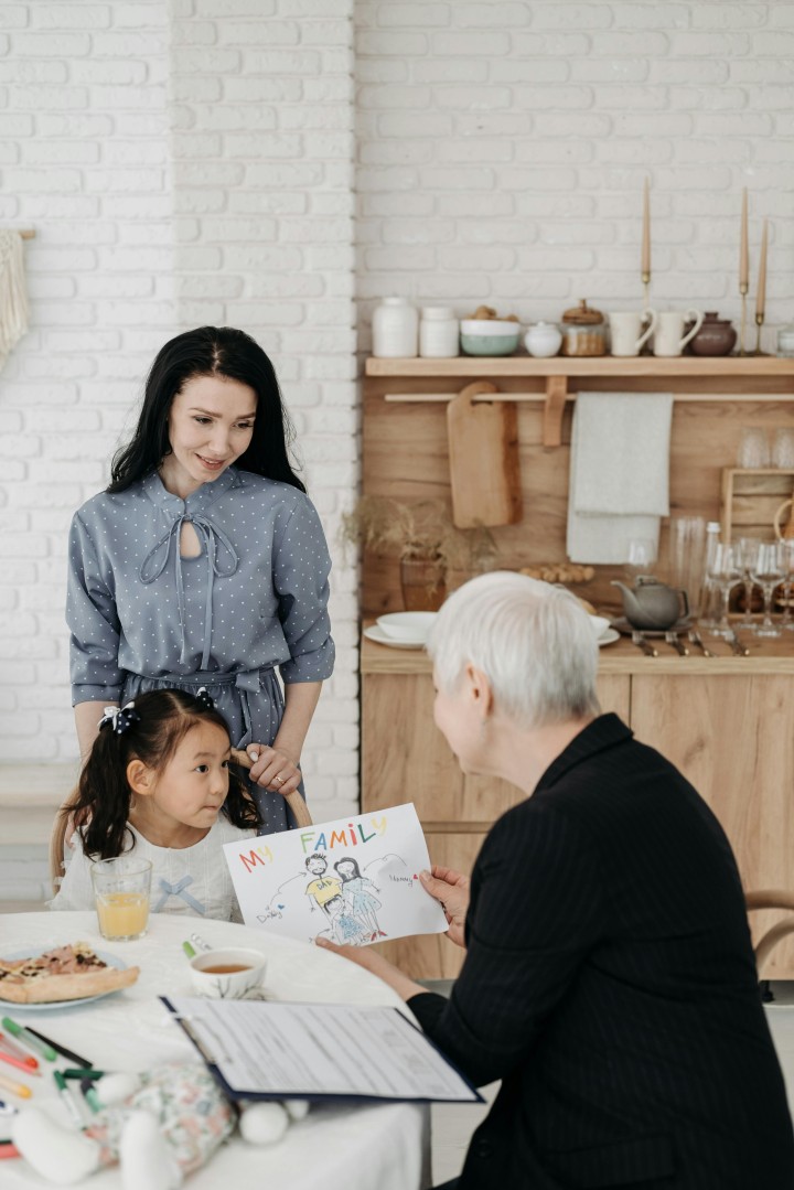 Technicien de l'intervention sociale et familiale ANADOM accompagnant une famille