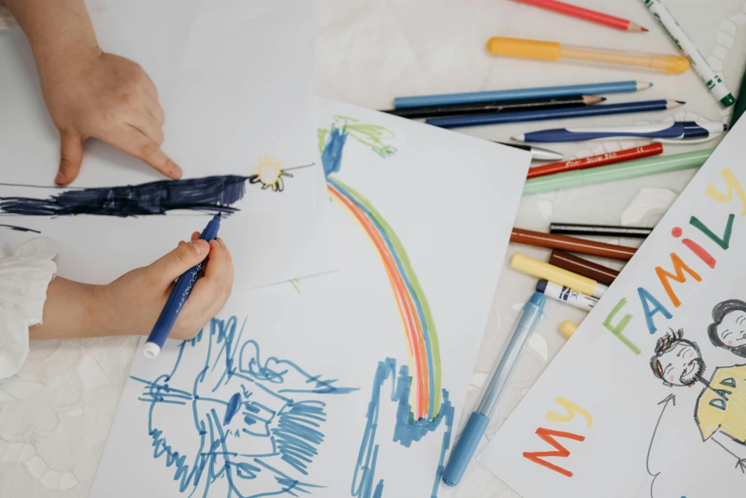Technicien de l'intervention sociale et familiale ANADOM accompagnant une famille